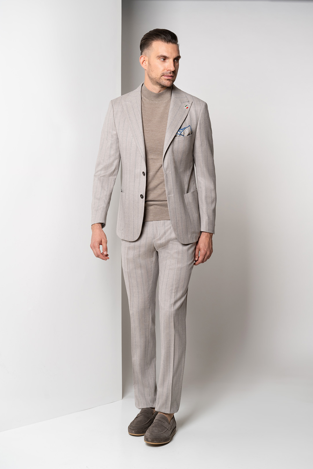Вълнен костюм Vitale Barberis Canonico – бежов със синьо райе 06 - Carducci.bg Вълнен костюм Vitale Barberis Canonico – бежов със синьо райе 06