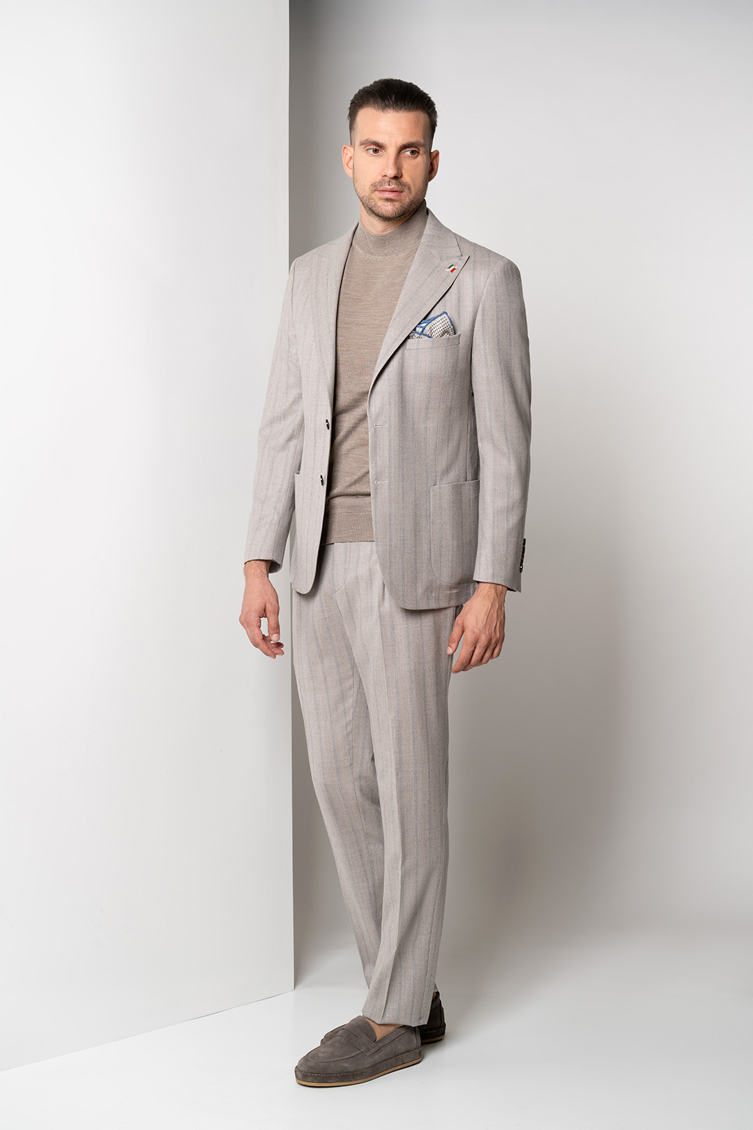 Вълнен костюм Vitale Barberis Canonico – бежов със синьо райе 07 - Carducci.bg Вълнен костюм Vitale Barberis Canonico – бежов със синьо райе 07