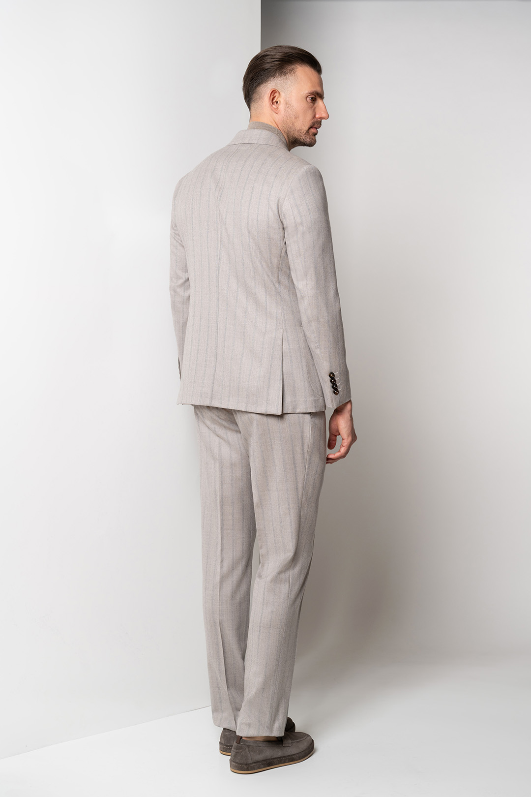 Вълнен костюм Vitale Barberis Canonico – бежов със синьо райе 08 - Carducci.bg Вълнен костюм Vitale Barberis Canonico – бежов със синьо райе 08