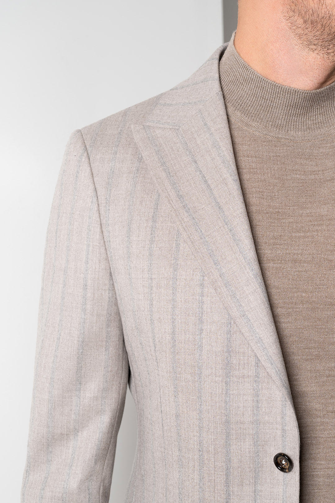 Вълнен костюм Vitale Barberis Canonico – бежов със синьо райе 09 - Carducci.bg Вълнен костюм Vitale Barberis Canonico – бежов със синьо райе 09