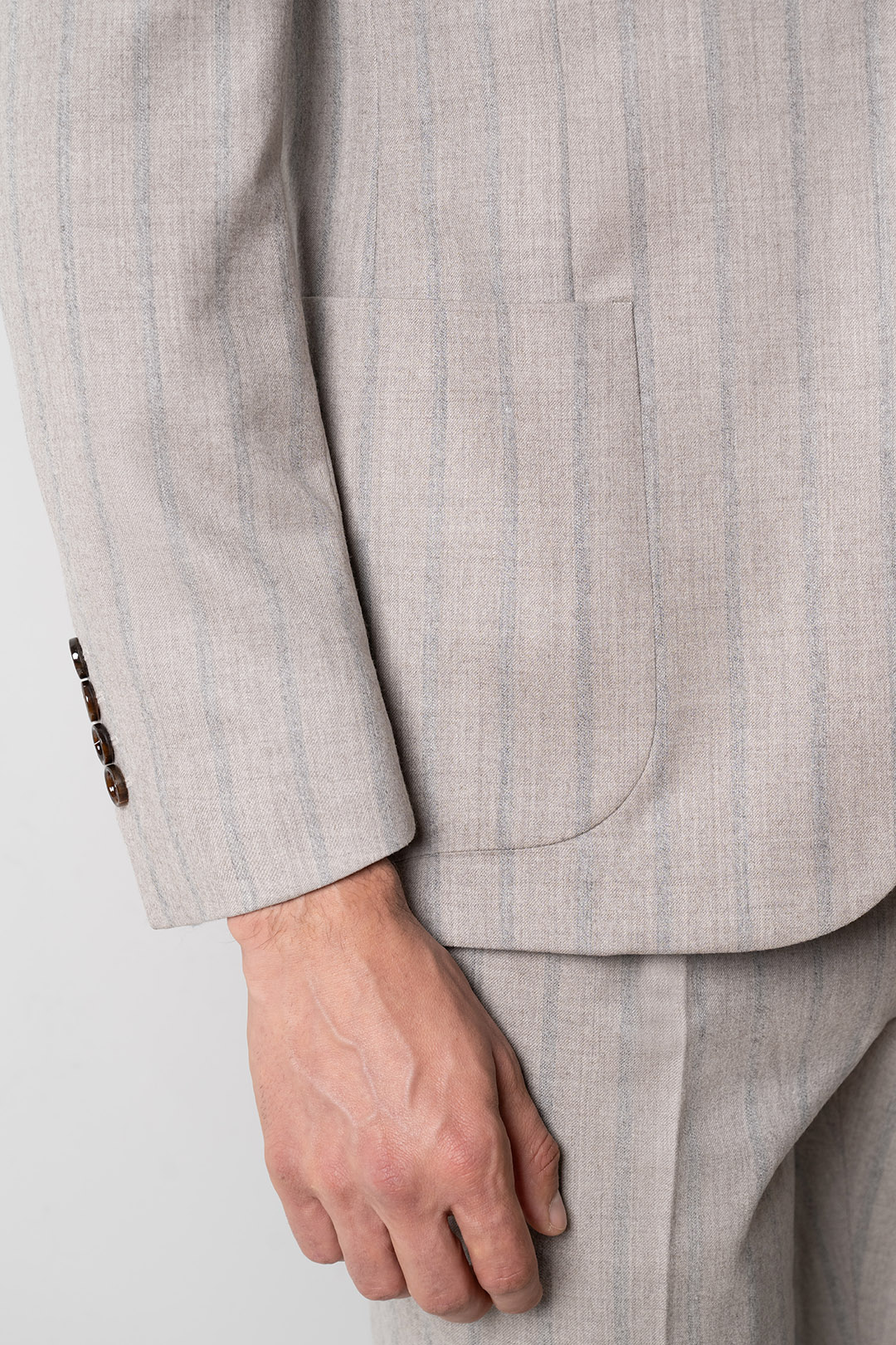 Вълнен костюм Vitale Barberis Canonico – бежов със синьо райе 10 - Carducci.bg Вълнен костюм Vitale Barberis Canonico – бежов със синьо райе 10
