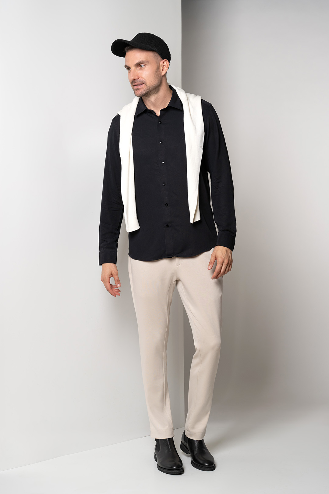 Мъжки панталон jogger в бежов цвят – slim fit 06 - Carducci.bg Мъжки панталон jogger в бежов цвят – slim fit 06