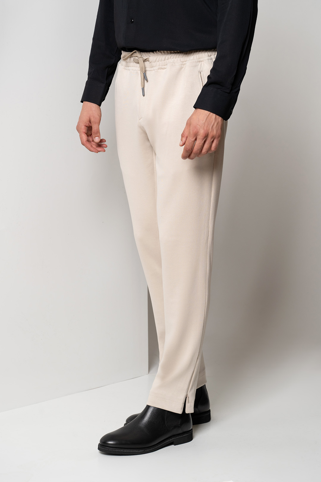Мъжки панталон jogger в бежов цвят – slim fit 07 - Carducci.bg Мъжки панталон jogger в бежов цвят – slim fit 07