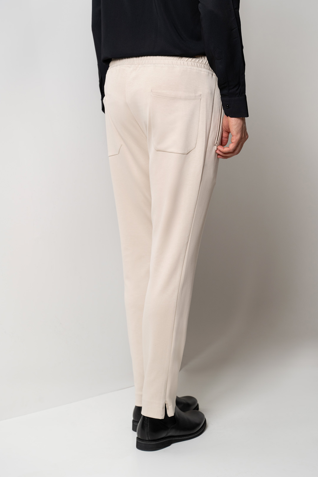 Мъжки панталон jogger в бежов цвят – slim fit 08 - Carducci.bg Мъжки панталон jogger в бежов цвят – slim fit 08