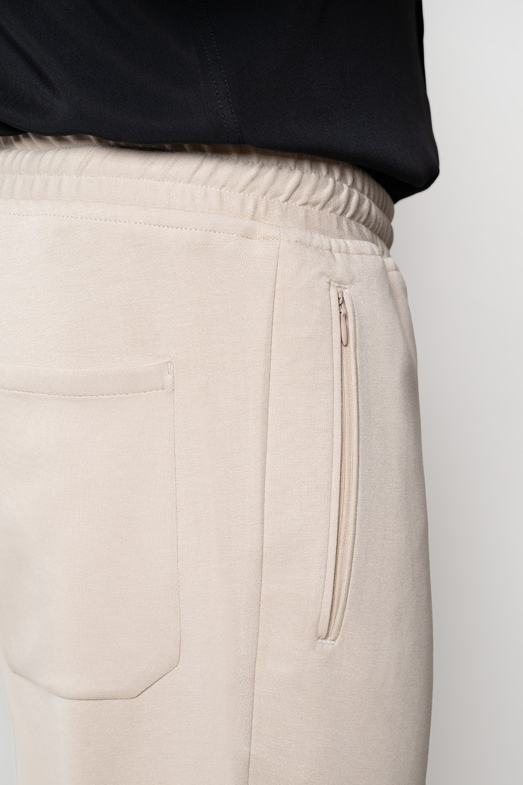 Мъжки панталон jogger в бежов цвят – slim fit 09 - Carducci.bg Мъжки панталон jogger в бежов цвят – slim fit 09